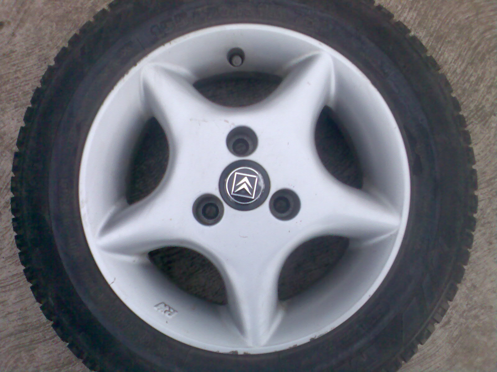 alufelne 13 3x108 za Citroen SAXO, AX, Peugeot 106 i jos neka vozila sa tri srafa. Gume su 155/70 13, Michelin 2x i Continental 2x, dobar profil, izbalansirane i spremne za upotrebu: 250 evra set